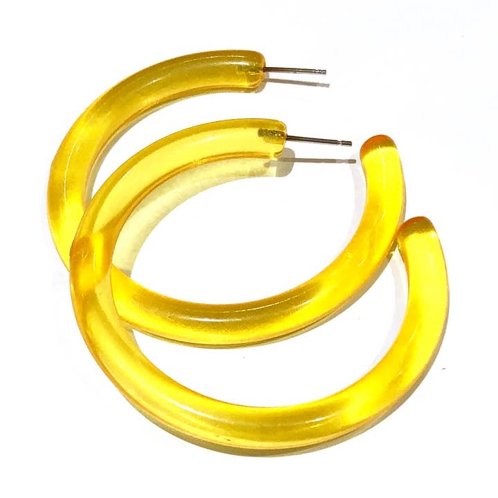 Leetie Lovendale - Vente Créoles - Créoles très grandes en forme de tube de gelée en lucite jaune, 2 pouces0