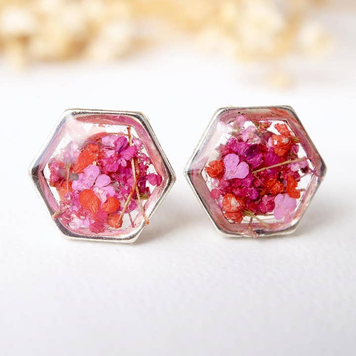 Boucles d'oreilles à tige hexagonale en argent véritable fleurs séchées et résine pour la vente par Ann + Joy