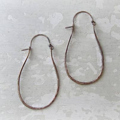 Créoles en laiton patiné martelé pour la vente par Contempo Jewelry