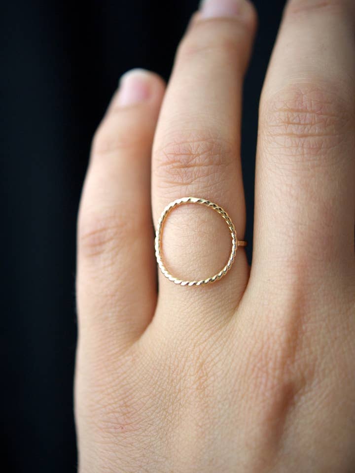 Bague cercle torsadée, remplissage en or 14 carats pour la vente par Hannah Naomi