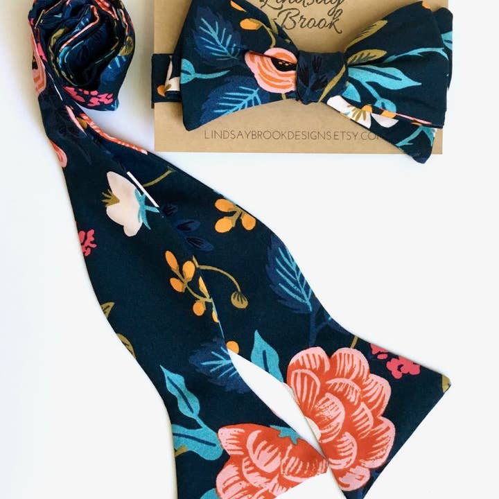 Lindsay Brook Designs – wholesale Flugor – Barn – Navy blommig fluga