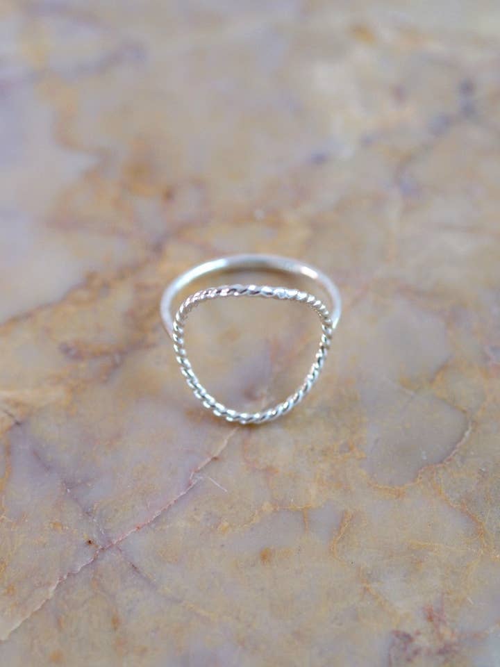 Bague torsadée en argent sterling pour la vente par Hannah Naomi