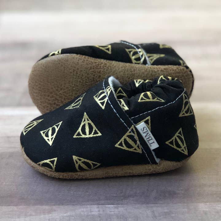 Mocassins des reliques de la mort pour la vente par Trendy Baby Mocc Shop