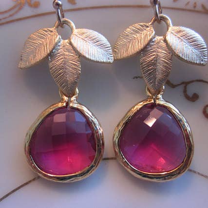 Boucles d'oreilles fuchsia rose trois feuilles d'or pour la vente par Laalee Jewelry