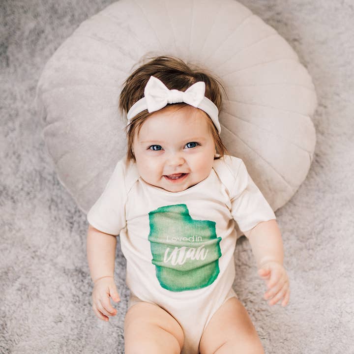 Elskede i Utah Organic Baby Onesie & Toddler Tee for engroshandel hos Urban Baby Co.