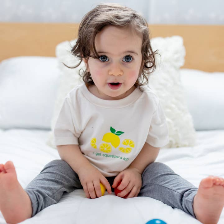 Økologisk T-shirt. Tumling. Citron for engroshandel hos Simply Chickie® Organic Baby & Kids | USA Made • Ships USA