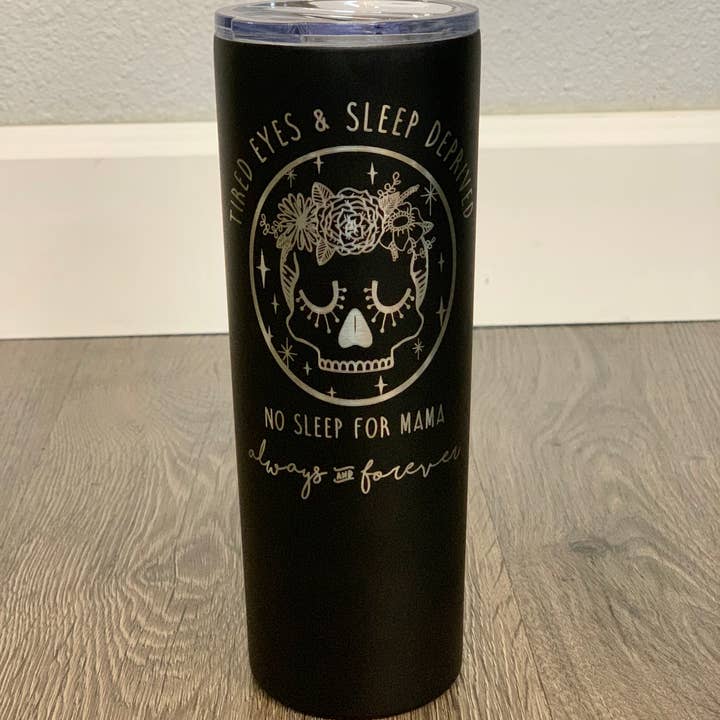 Eyees+Sleep Deprived - Tazza con incisione, con coperchio e cannuccia per la vendita all'ingrosso da parte di spillthebeansetc