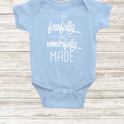 Ich bin furchtbar und wunderbar gemacht Body - Hellblau für den Großhandel von The Talking Shirt