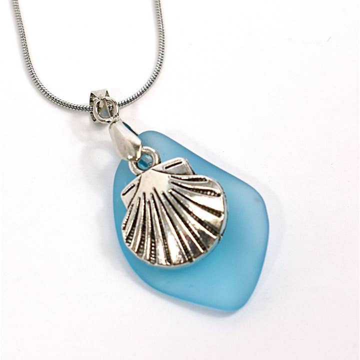 Collier à breloques en forme de coquillage festonné en verre de mer, couleurs assorties pour la vente par Snazzy and Co