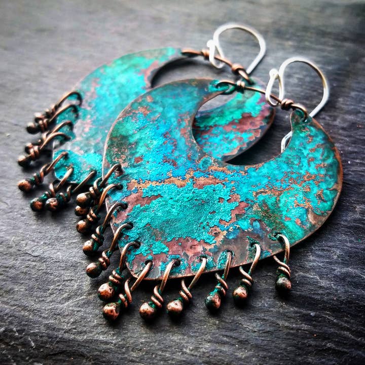 Raegan Hough Metalsmith - Vente Boucles d'oreilles pendantes - Boucles d'oreilles Liberty En Cuivre Patiné1