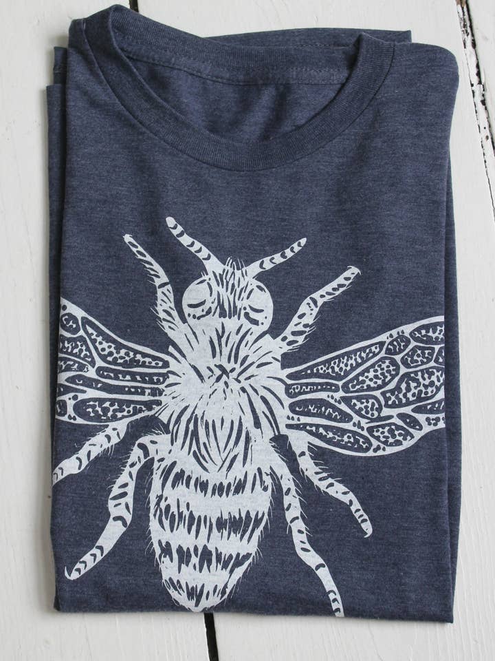 Camiseta Organic Bee para hombre, tinta blanca sobre azul, camiseta suave para venta al por mayor de Hearth and Harrow