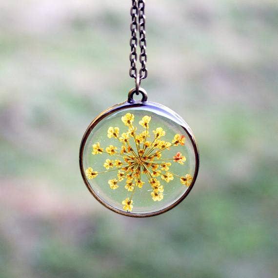 Collier en dentelle de la reine d'Anne pour la vente par The Pretty Pickle