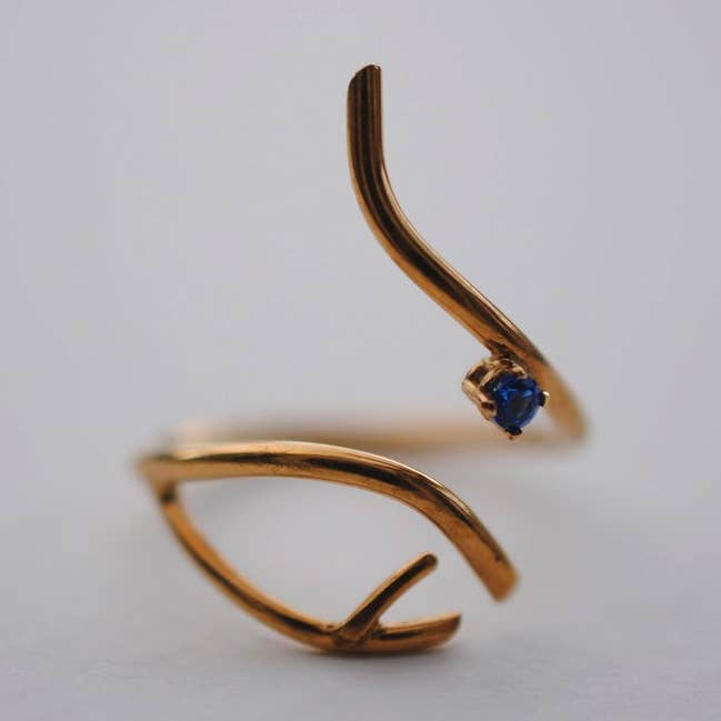 Bague Leo Roots en or jaune avec saphir bleu pour la vente par LettersToSarah Metalsmithing