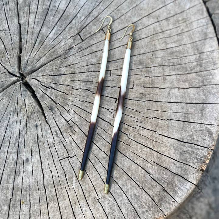 ASTALI – Engroshandel Hængeøreringe og creoløreringe – Porcupine Quill Øreringe - Lang, Sort/Brun & Elfenben, Messing