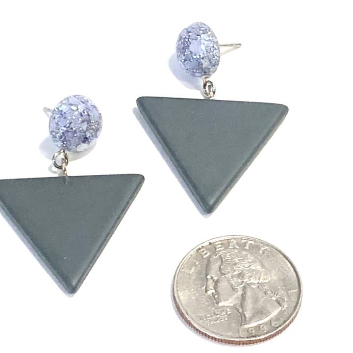 Lavendel gnistre og mørk grå mat trekant dråbe øreringe for engroshandel hos Leetie Lovendale