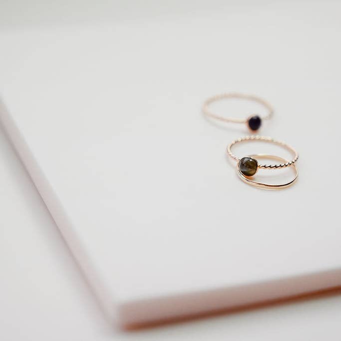 Enkel guld fylld patiens ädelsten Ring för wholesale av Devi Arts Collective