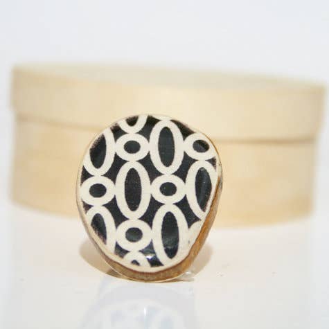 Bague de cocktail Motif cercle noir pour la vente par Starlight Woods