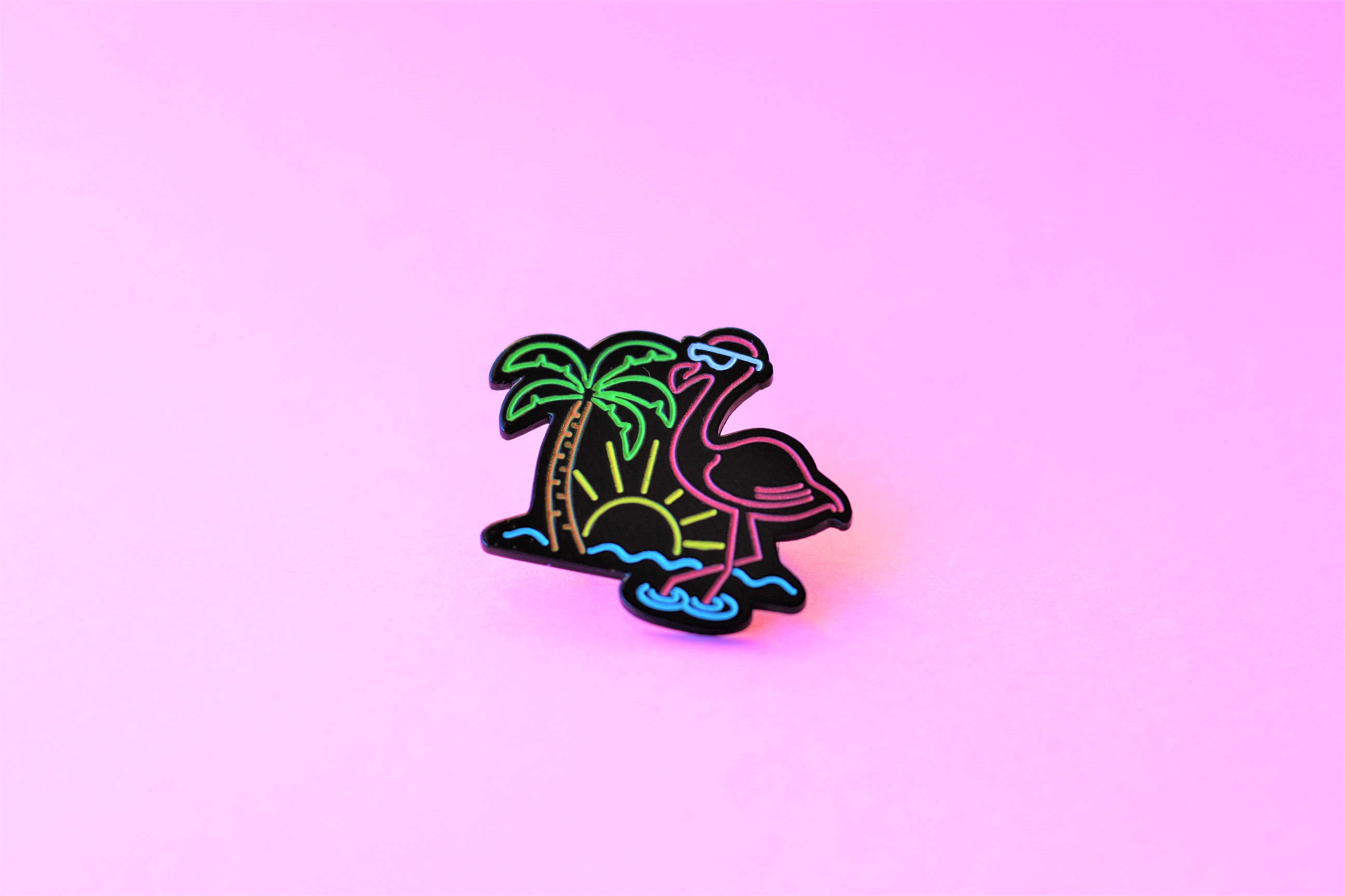 Real Sic – Großhandel Anstecker/Button – Neon-Flamingo - Chill Life Flamingo Beach Emaille-Anstecknadel1