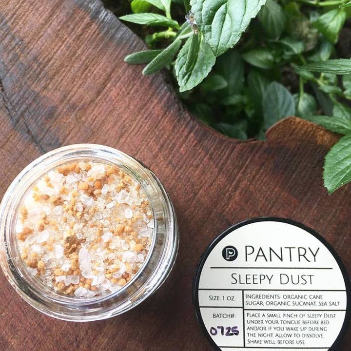 Pantry Products - Skin, Body, + Wellness – Großhandel Nahrungsergänzungsmittel/Vitamin zum Einnehmen – Sleepy Dust — Schlafen Sie Mondstaub für erholsamen Schlaf1