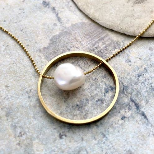 Collier Perle dans un Cercle pour la vente par SORA DESIGNS