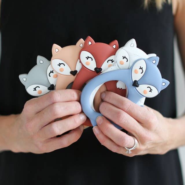 Blue Fox - Anneau de dentition pour bébé pour la vente par Little Cheeks