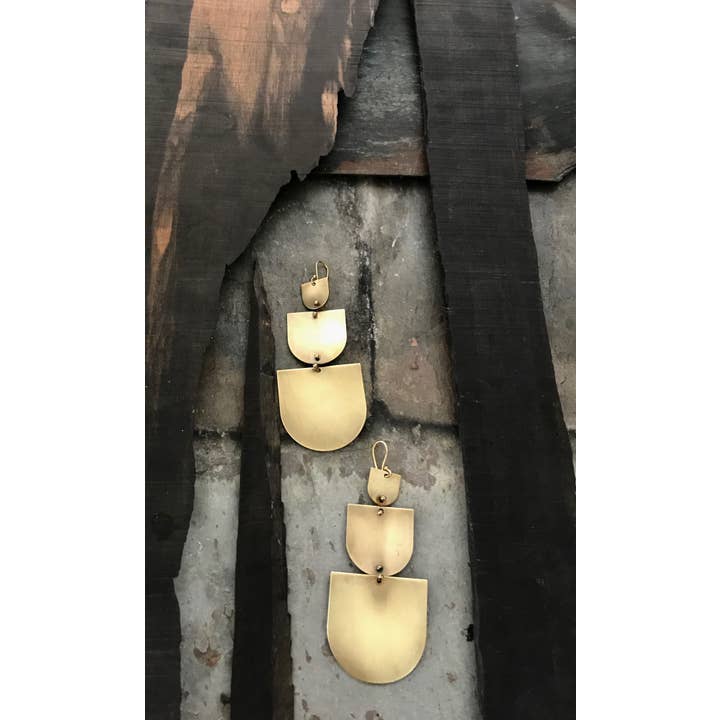 Trois boucles d'oreilles tasses pour la vente par Tiny Anvil