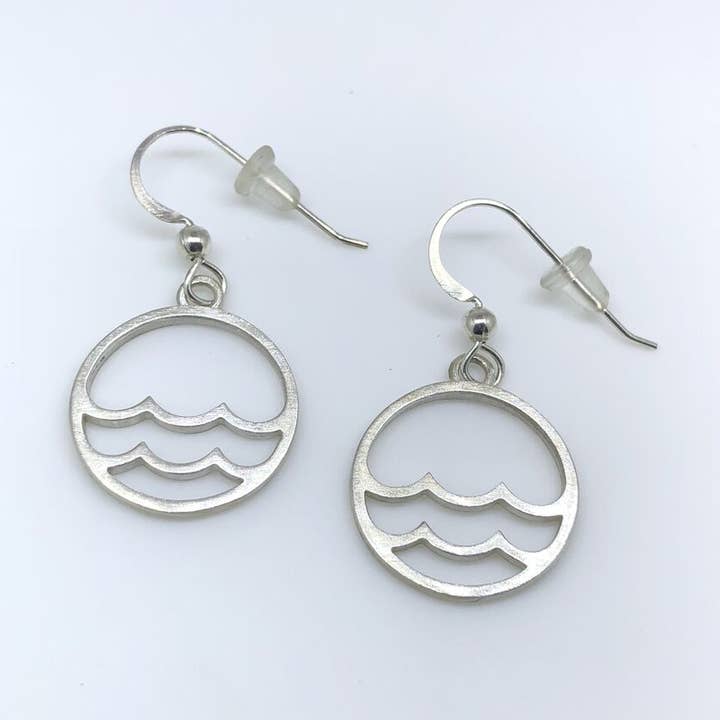 Boucles d'oreilles vague en argent sterling 19mm pour la vente par Mystic Blue Jewels
