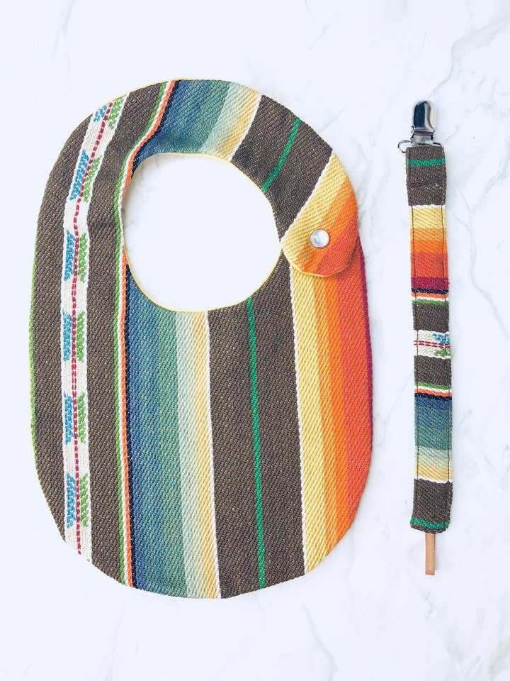 Ensemble de bavoir serape marron avec pince tétine pour la vente par Selvedge Dry Goods