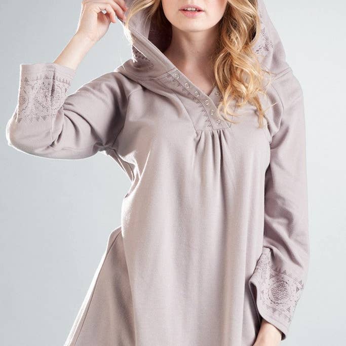 Tunique à capuche brodée - Taupe pour la vente par La Cera