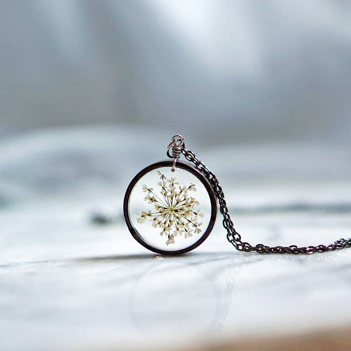 Collier en dentelle de la reine Anne pour la vente par The Pretty Pickle