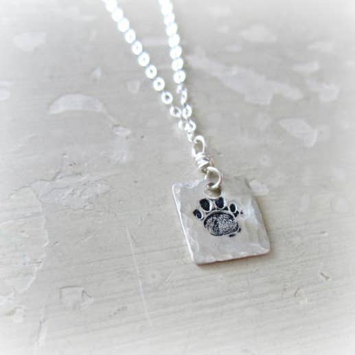 Collier Sterling imprimé patte estampillée pour la vente par Contempo Jewelry