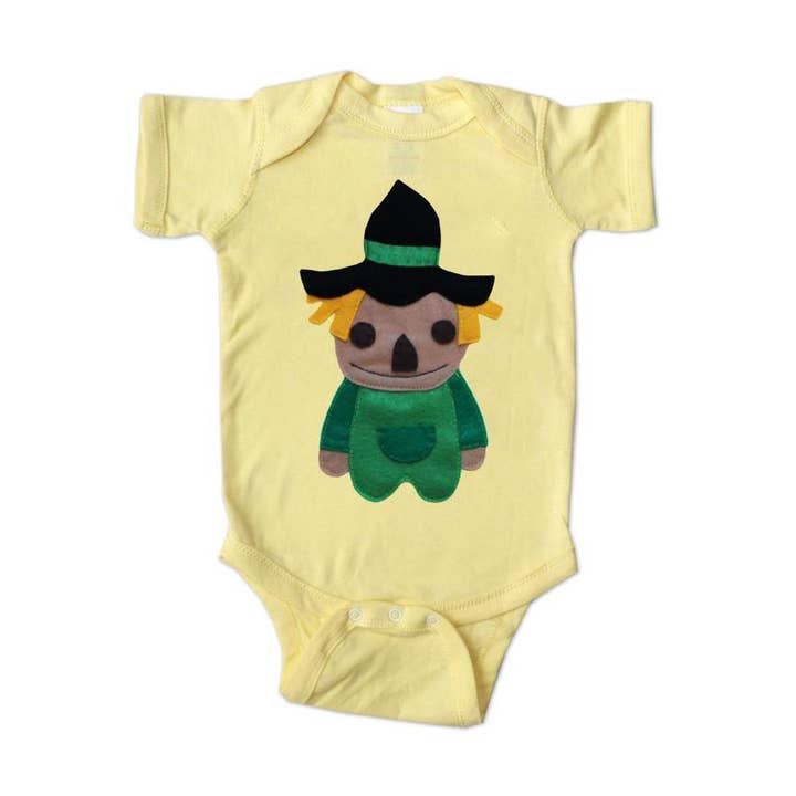 Fugleskræmsel -Den Vidunderlige Troldmand fra Oz - Baby Onesie for engroshandel hos mi cielo