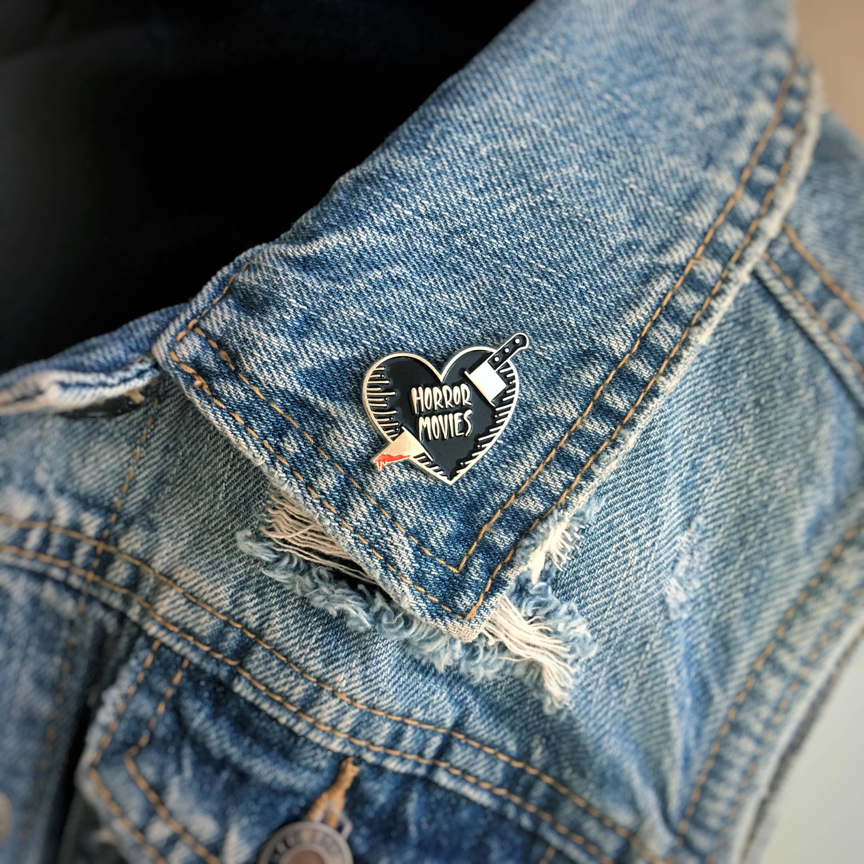 Ectogasm – Großhandel Anstecker/Button – „Horror Movies“ Silber Emaille Messer und Herz4