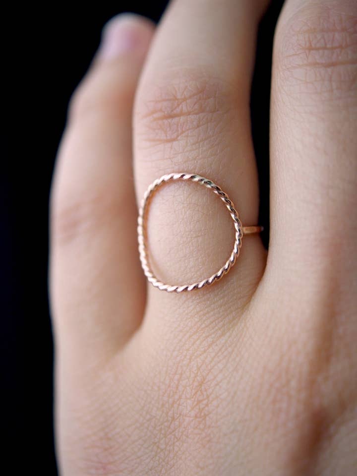 Anello Twist Circle, Riempimento in Oro Rosa 14K per la vendita all'ingrosso da parte di Hannah Naomi