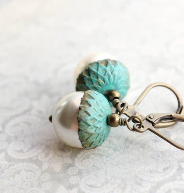 A Pocket of Posies - Vente Boucles d'oreilles pendantes - Boucles d'oreilles gland perle ivoire - Verdigris patine1