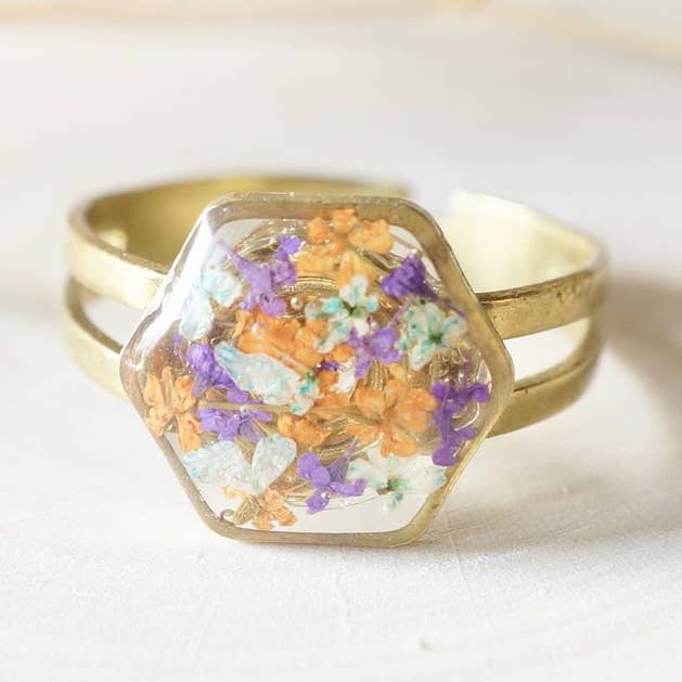 Bague Hexagone Or en Violet, Orange & Bleu Bébé Fleurs Pressées en Résine pour la vente par Ann + Joy