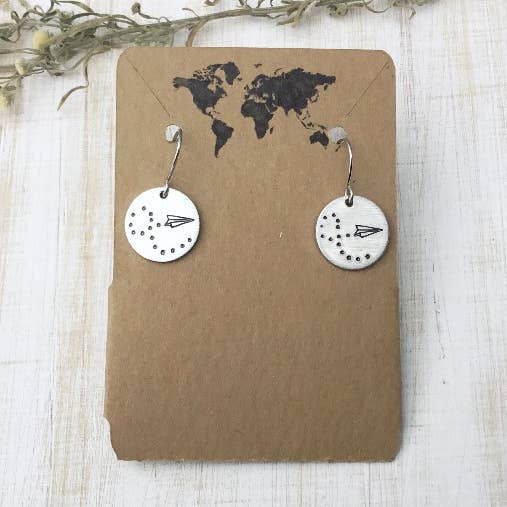 Kleine runde Ohrringe aus Papierflugzeug in silberner Farbe für den Großhandel von Jamie Haley Designs
