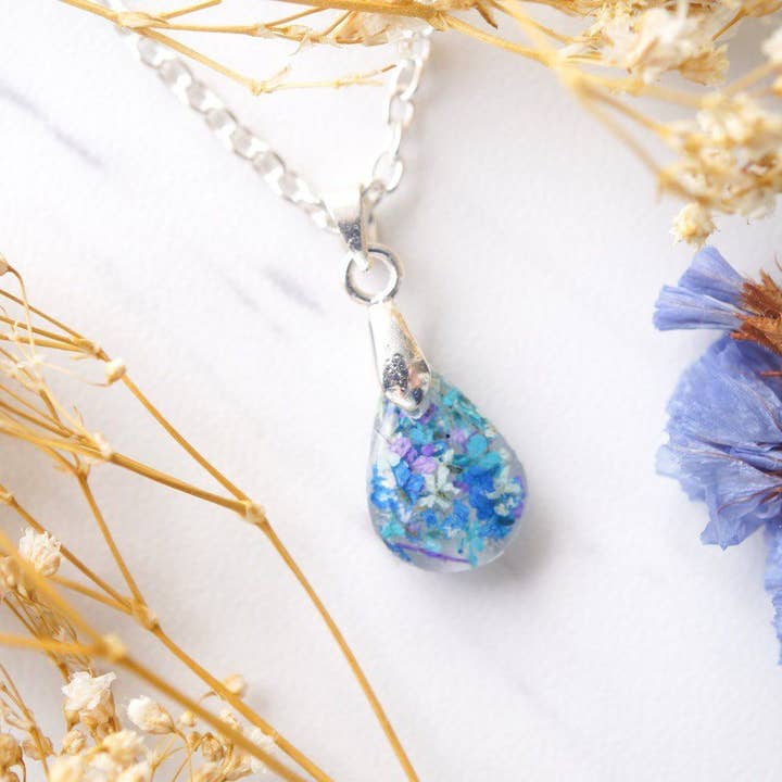 Colar de resina e flores secas reais de lágrima em azul, hortelã, azul-petróleo e roxo por atacado de Ann + Joy