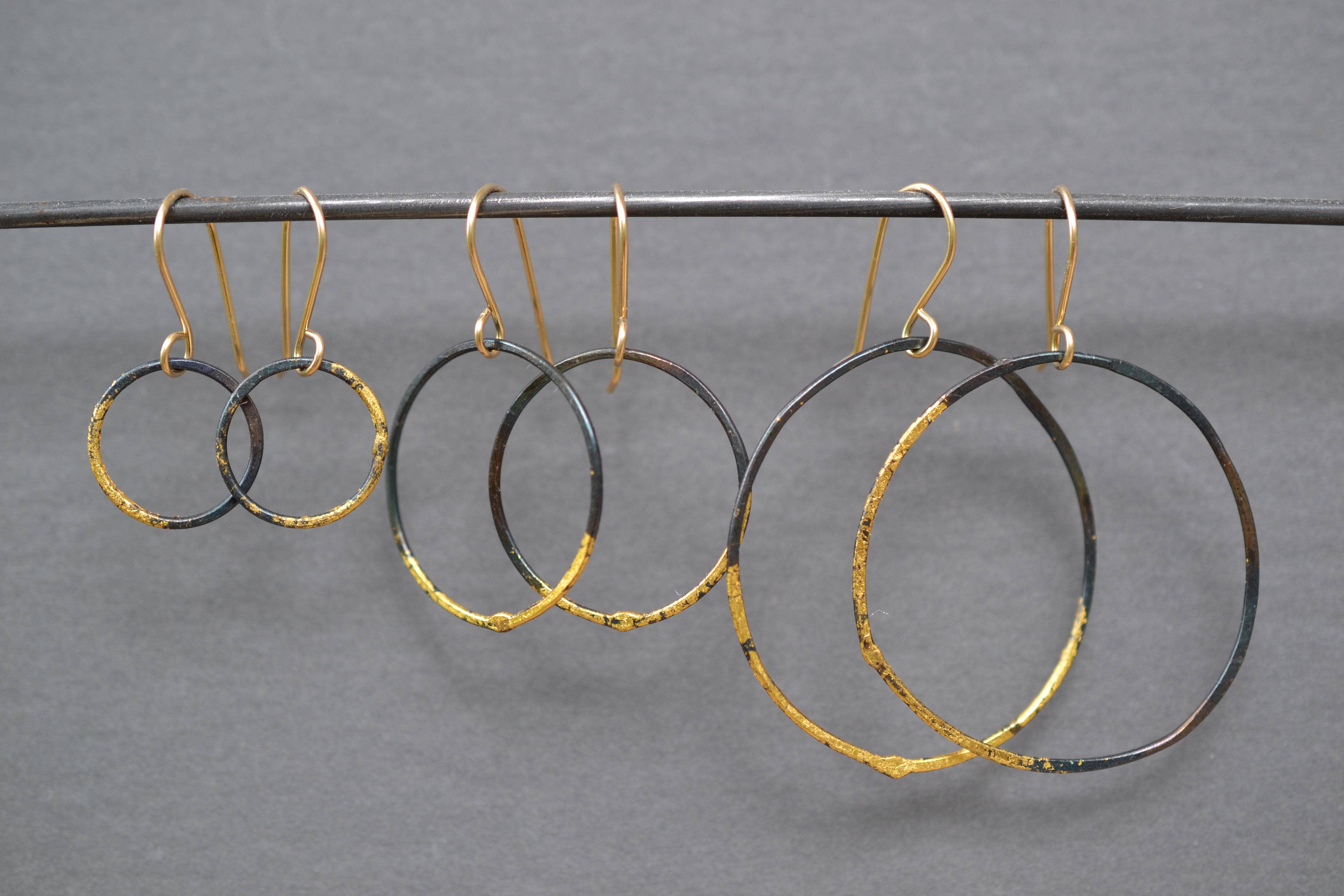 Metamorphosis Metals - Venta al por mayor Pendientes de aro - Aros medianos de acero y oro1