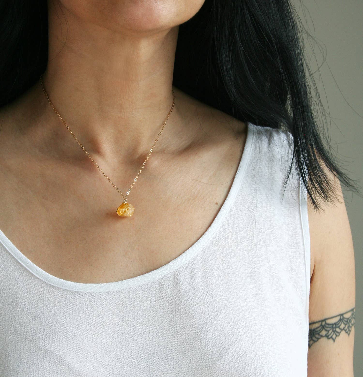 Laura Stark Designs – wholesale Hänge-/berlockhalsband – Rå citrin halsband | Helande kristallhalsband1