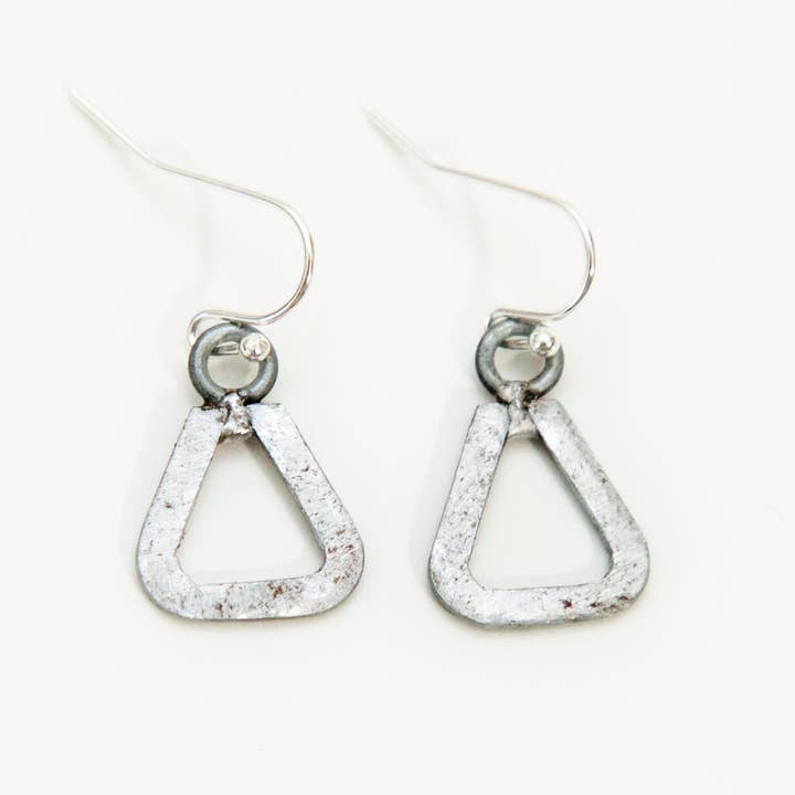 Mini Triangel Örhängen för wholesale av World Peaces