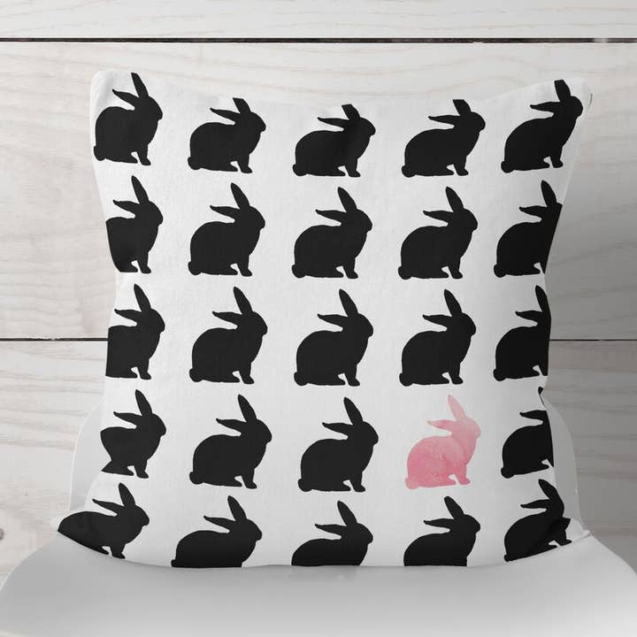 Lapins de l'Est Noir avec Taie de Lapin Rose pour la vente par Ivy and Sage Market