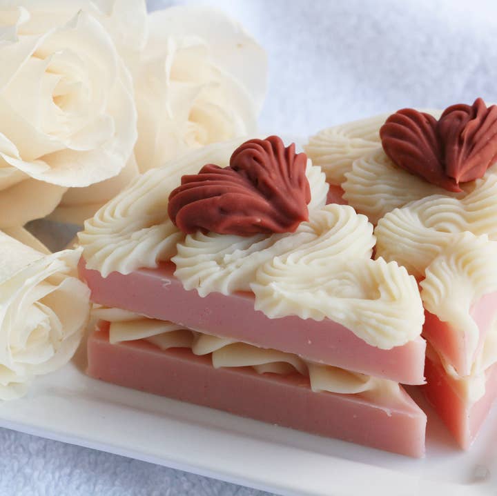 Savon en forme de gâteau parfumé à la rose 4,5 oz pour la vente par One Leaf Soap