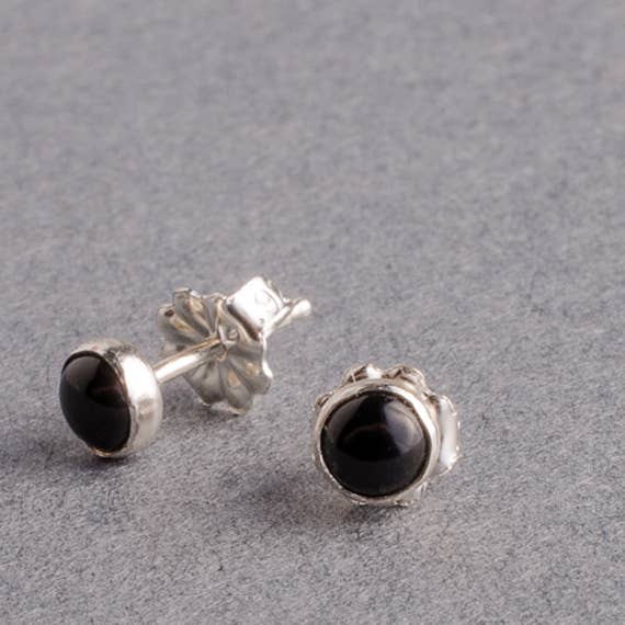 Clous d'oreilles à tige en argent Gemdrop en onyx noir de 4 mm pour la vente par Amanda K Lockrow