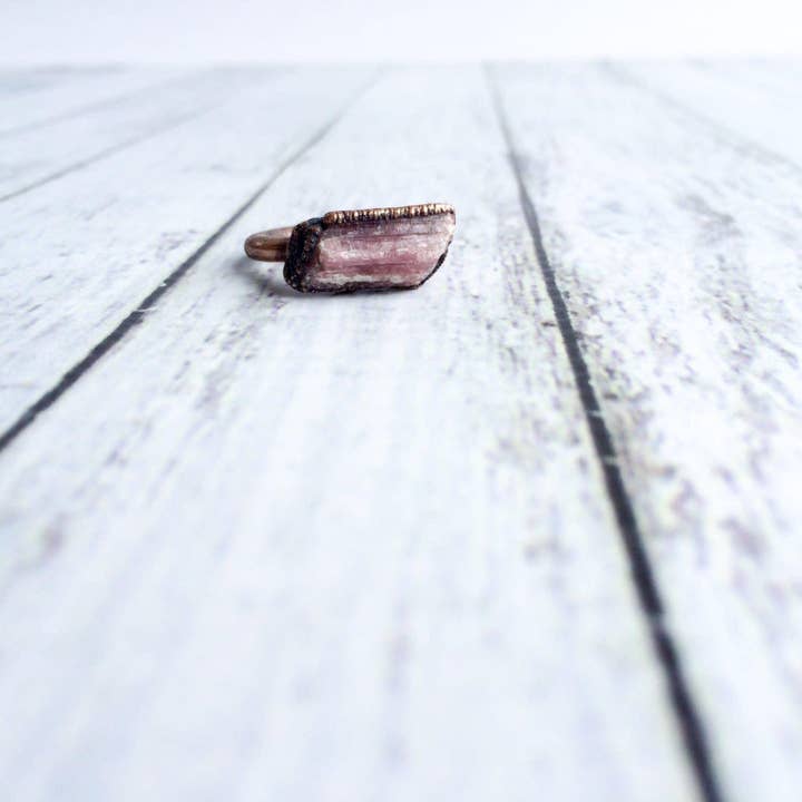 Rosafarbener Turmalin-Kristallring aus recyceltem Kupfer für den Großhandel von HAWKHOUSE