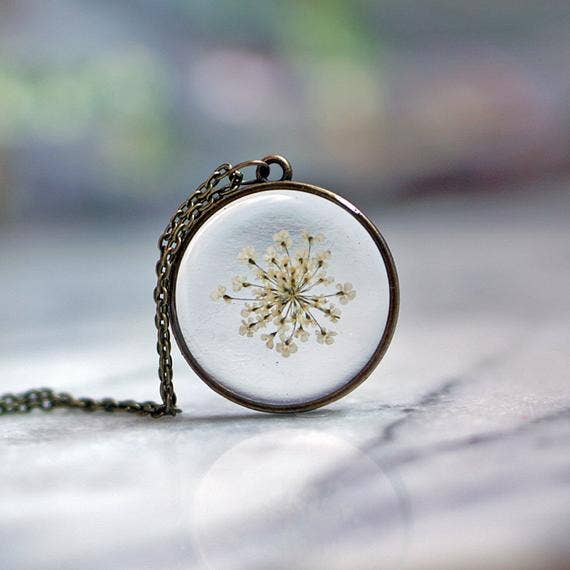 The Pretty Pickle – wholesale Hänge-/berlockhalsband – Drottning Annes spets halsband3