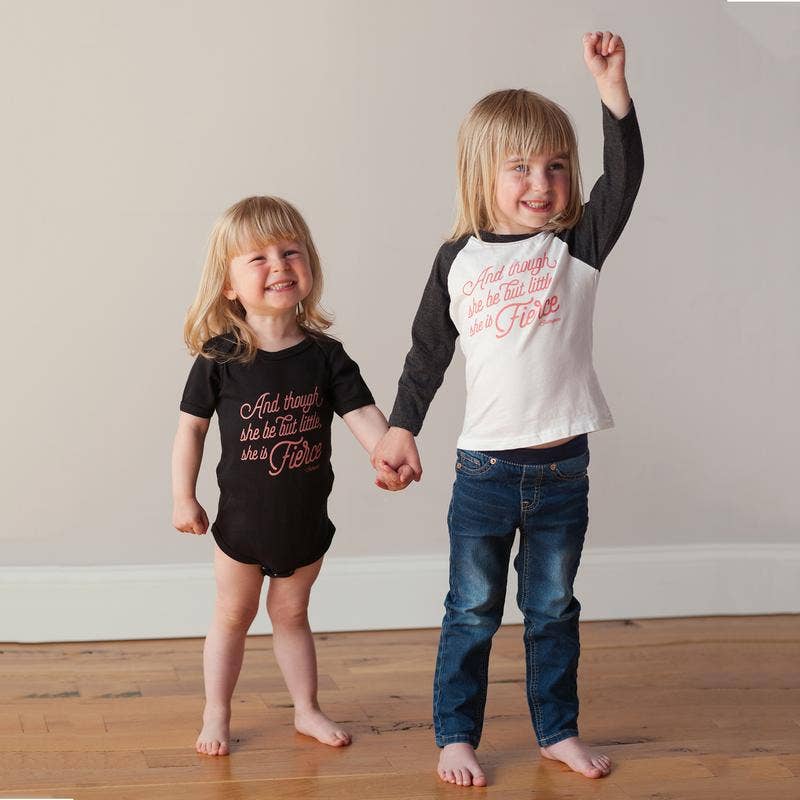 Sweetpea and Co. – Großhandel T-Shirt mit Siebdruck – Kinder – She Is Fierce Kid Raglan-T-Shirt für den Schulanfang2