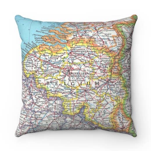 Coussin décoratif carte de la Belgique pour la vente par Daisy Mae Designs