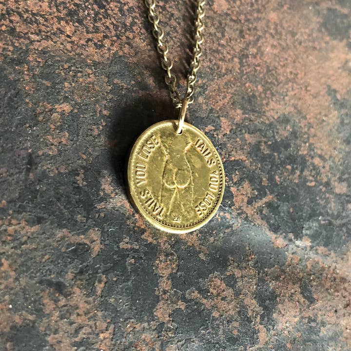 ASTALI – Großhandel Kette mit Anhänger/Charm – Halskette mit Peepshow-Token-Motiv im Vintage-Stil von Heads & Tails, Münzhalskette5