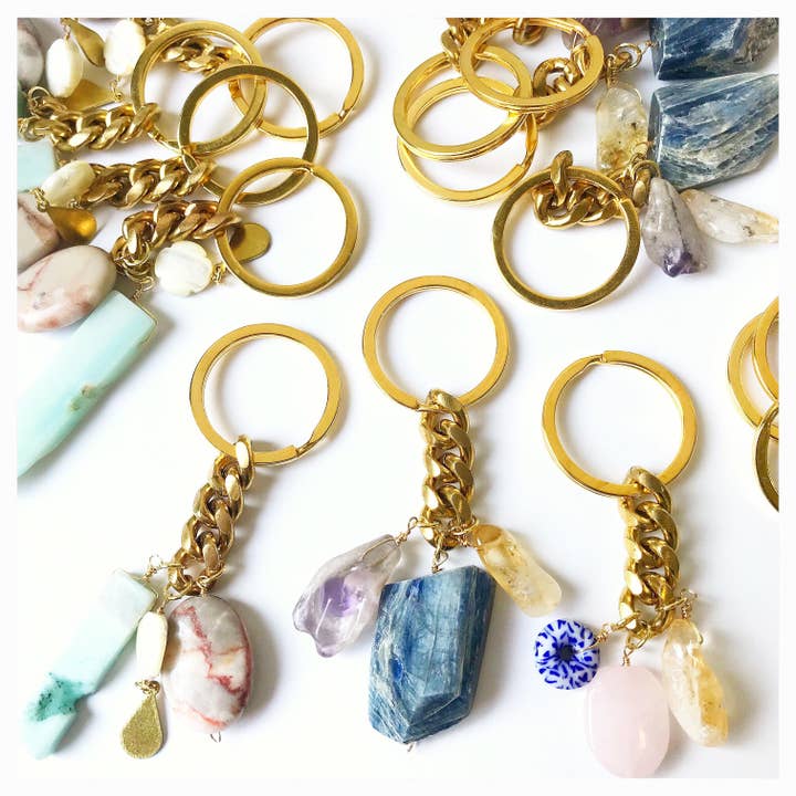 Porte-clés en cristal - Chaussette de Noël, cadeau pour elle pour la vente par Etymology Jewelry